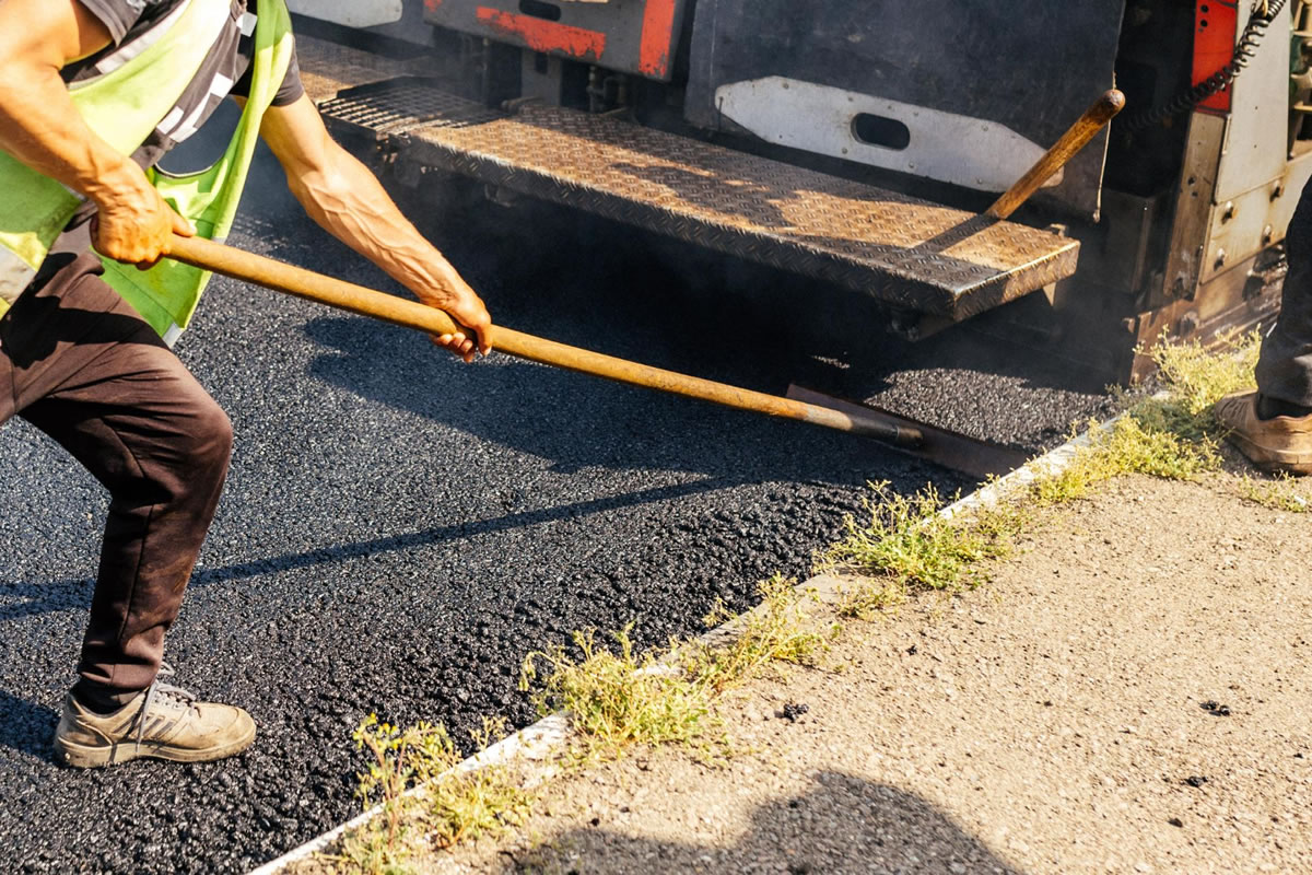 Reasons You Should Work With Asphalt Paving in The Summer